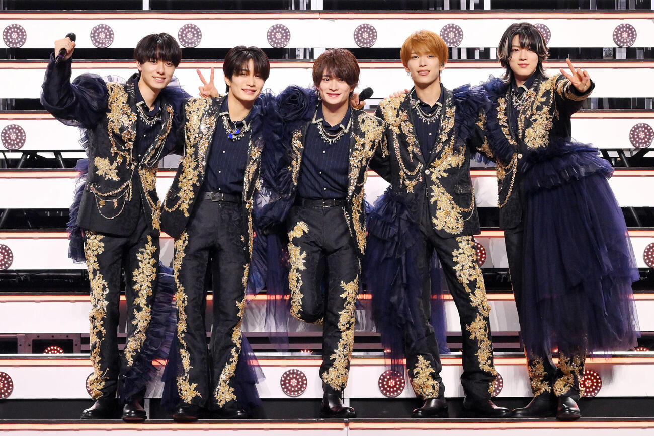 コンサート前に記念撮影するACEes。左から作間龍斗、那須雄登、浮所飛貴、深田竜生、佐藤龍我（撮影・滝沢徹郎）