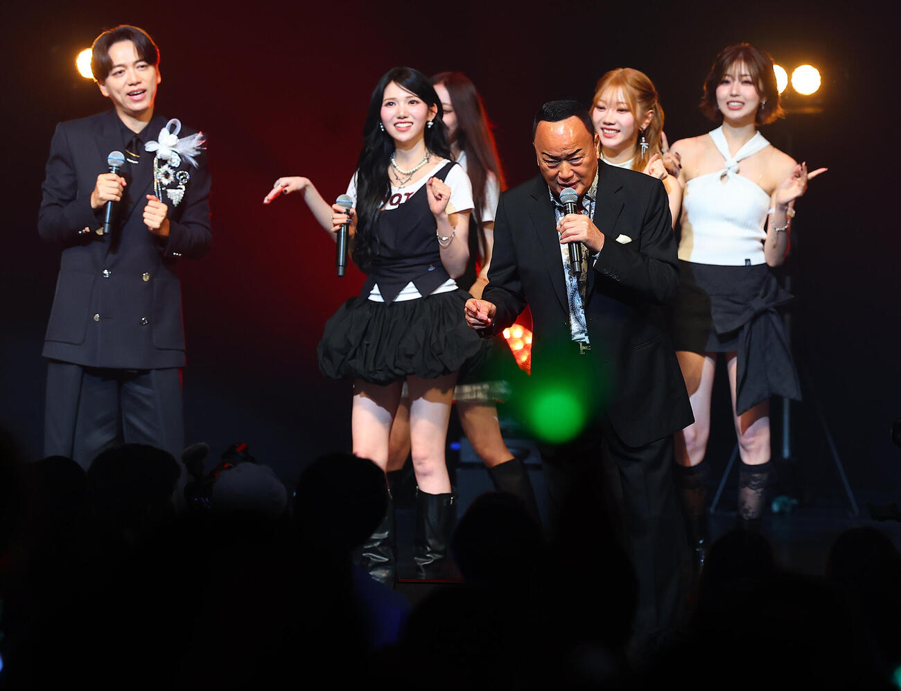 「GMO　渋谷エンタメ祭　2026 presents TOKYO GIRLS MUSIC Fes.2026」に登場し北酒場を熱唱する細川たかし。後方左から山崎育三郎、IS：SUE、（撮影・野上伸悟）