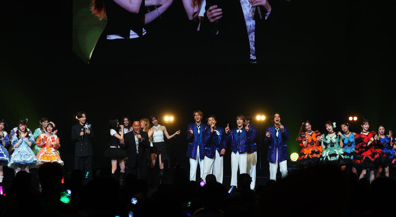 「GMO　渋谷エンタメ祭　2026 presents TOKYO GIRLS MUSIC Fes.2026」に登場し北酒場を熱唱する細川たかし。後方左からCUTIE STREET、山崎育三郎、IS：SUE、MATSURI、CANDY TUNE（撮影・野上伸悟）