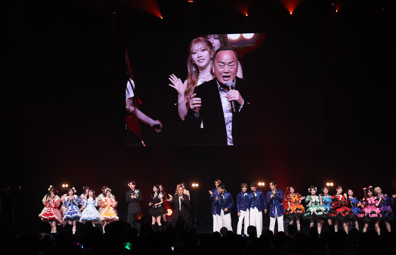「GMO　渋谷エンタメ祭　2026 presents TOKYO GIRLS MUSIC Fes.2026」に登場し北酒場を熱唱する細川たかし。後方左からCUTIE STREET、山崎育三郎、IS：SUE、MATSURI、CANDY TUNE（撮影・野上伸悟）