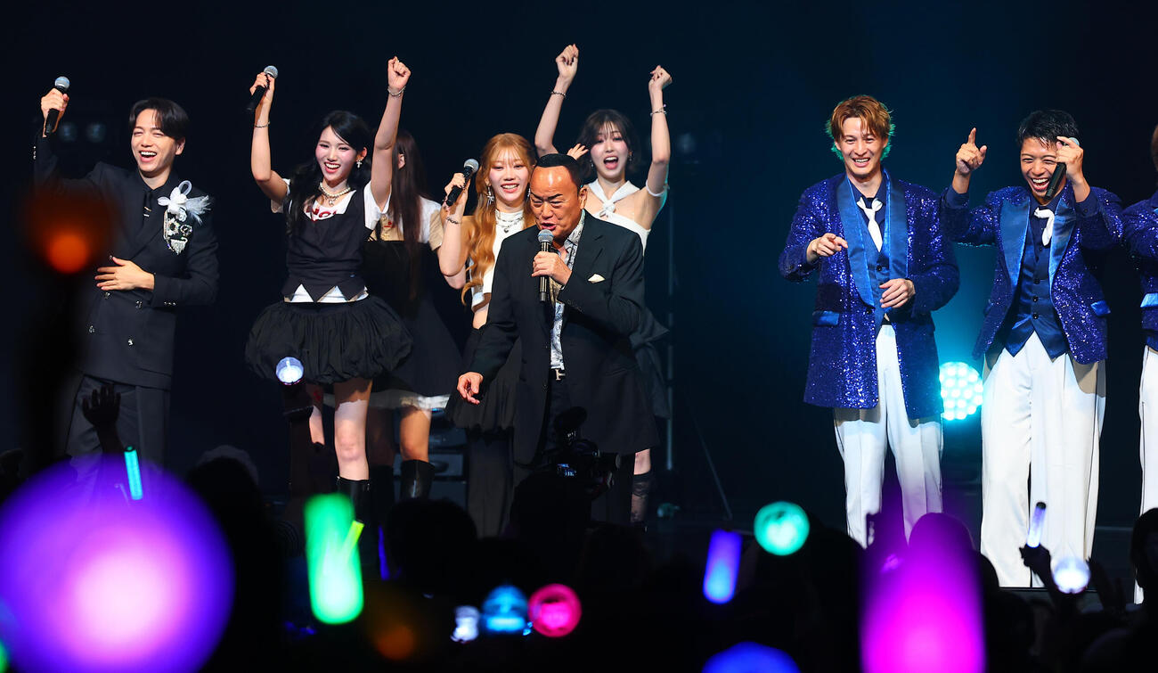 「GMO　渋谷エンタメ祭　2026 presents TOKYO GIRLS MUSIC Fes.2026」に登場し北酒場を熱唱する細川たかし。後方左から山崎育三郎、IS：SUE、MATSURI（撮影・野上伸悟）