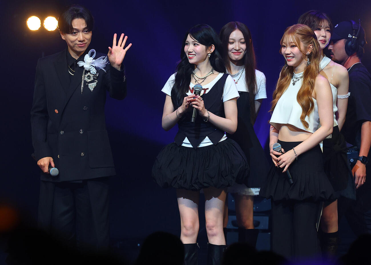 「GMO　渋谷エンタメ祭　2026 presents TOKYO GIRLS MUSIC Fes.2026」に登場した山崎育三郎（左）とIS：SUE（撮影・野上伸悟）