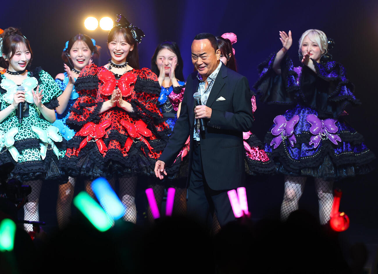 「GMO　渋谷エンタメ祭　2026 presents TOKYO GIRLS MUSIC Fes.2026」に登場した細川たかし。後方はCANDY TUNE（撮影・野上伸悟）