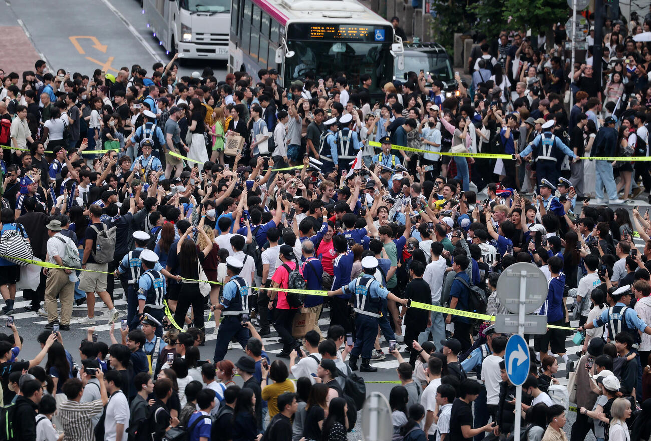 東京・渋谷駅前のスクランブル交差点で、サッカーW杯チュニジア戦の勝利を喜ぶ人たち（撮影・鈴木正人）