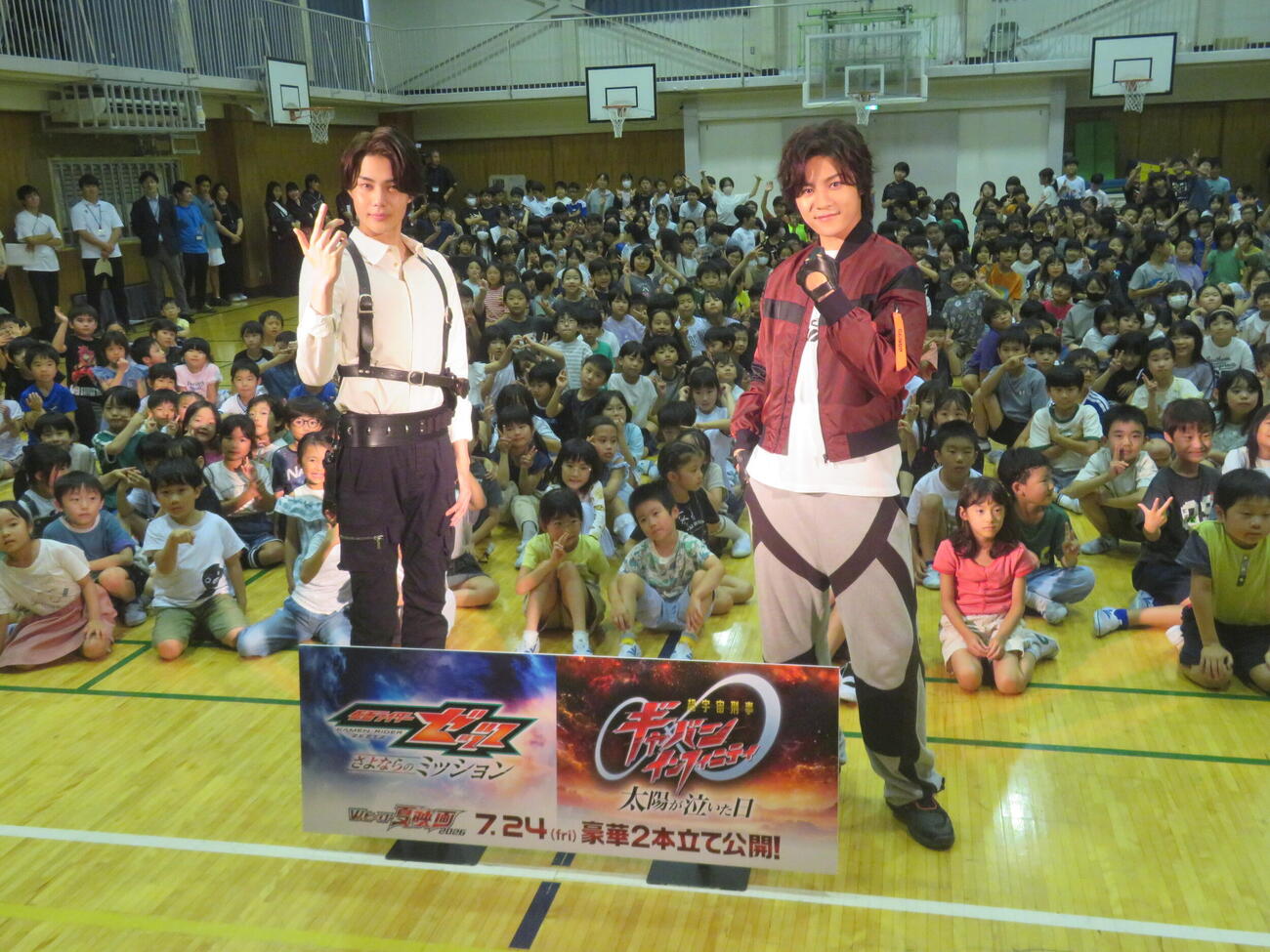 「映画『仮面ライダーゼッツ＆超ギャバン』夢を叶える！特別授業」を行った今井竜太郎（左）と長田光平（撮影・川田和博）