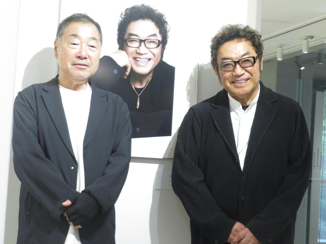 写真展「KAO－日本の顔－」の会見に登壇した、写真家の山岸伸氏とコロッケ（右）
