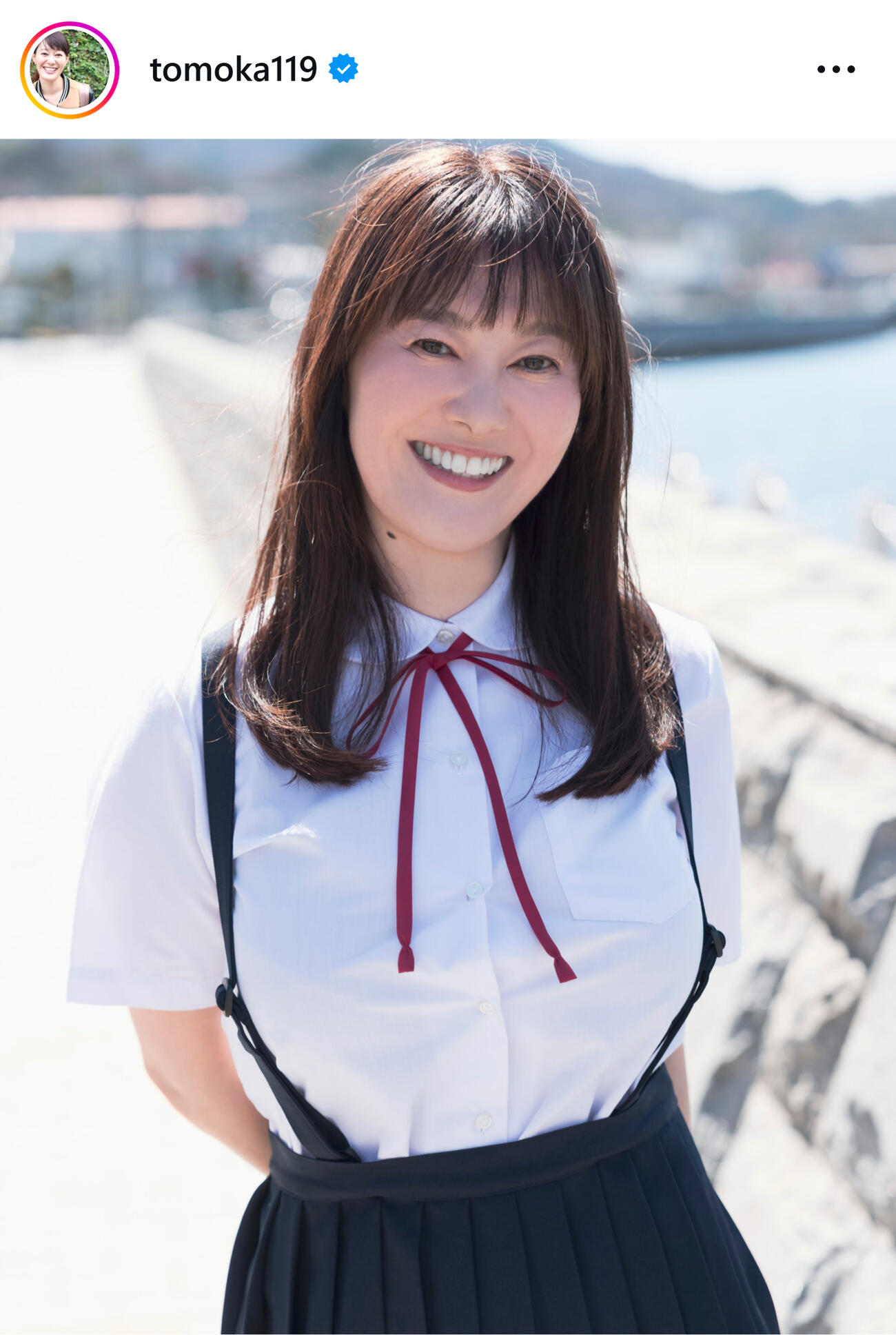 制服風衣装の竹中知華アナ（ラジオ沖縄竹中知華アナのインスタグラムから）