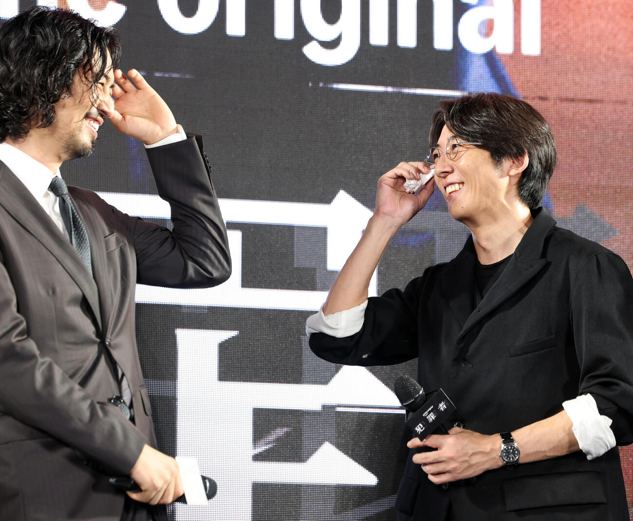 PrimeOriginal「犯罪者」ブルーカーペットプレミアで、暑さに汗をぬぐう斎藤工（左）と高橋一生I（撮影・浅見桂子）