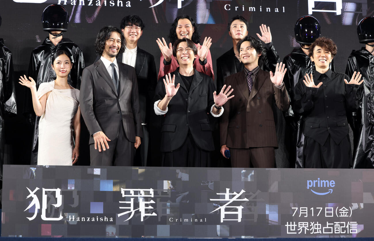 PrimeOriginal「犯罪者」ブルーカーペットプレミアで記念撮影する、前列左からMEGUMI、斎藤工、高橋一生、水上恒司、ユースケ・サンタマリア、後列左から松永大司監督、青木崇高、チョン・イル（撮影・浅見桂子）