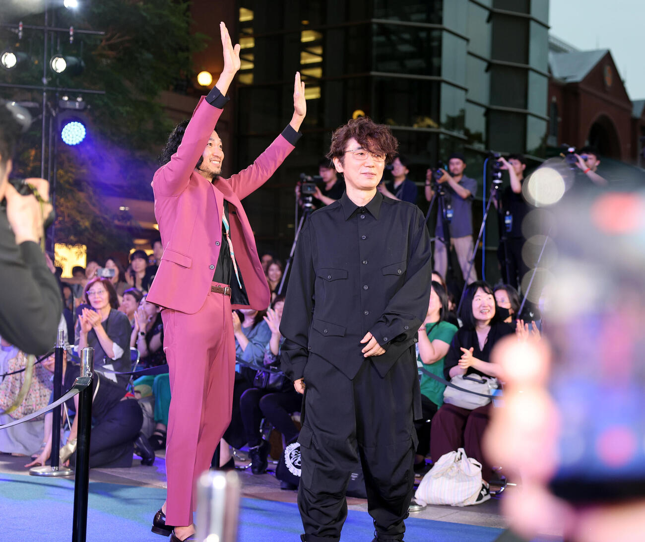 PrimeOriginal「犯罪者」ブルーカーペットプレミアでに登壇したユースケ・サンタマリア（右）と青木崇高（撮影・浅見桂子）