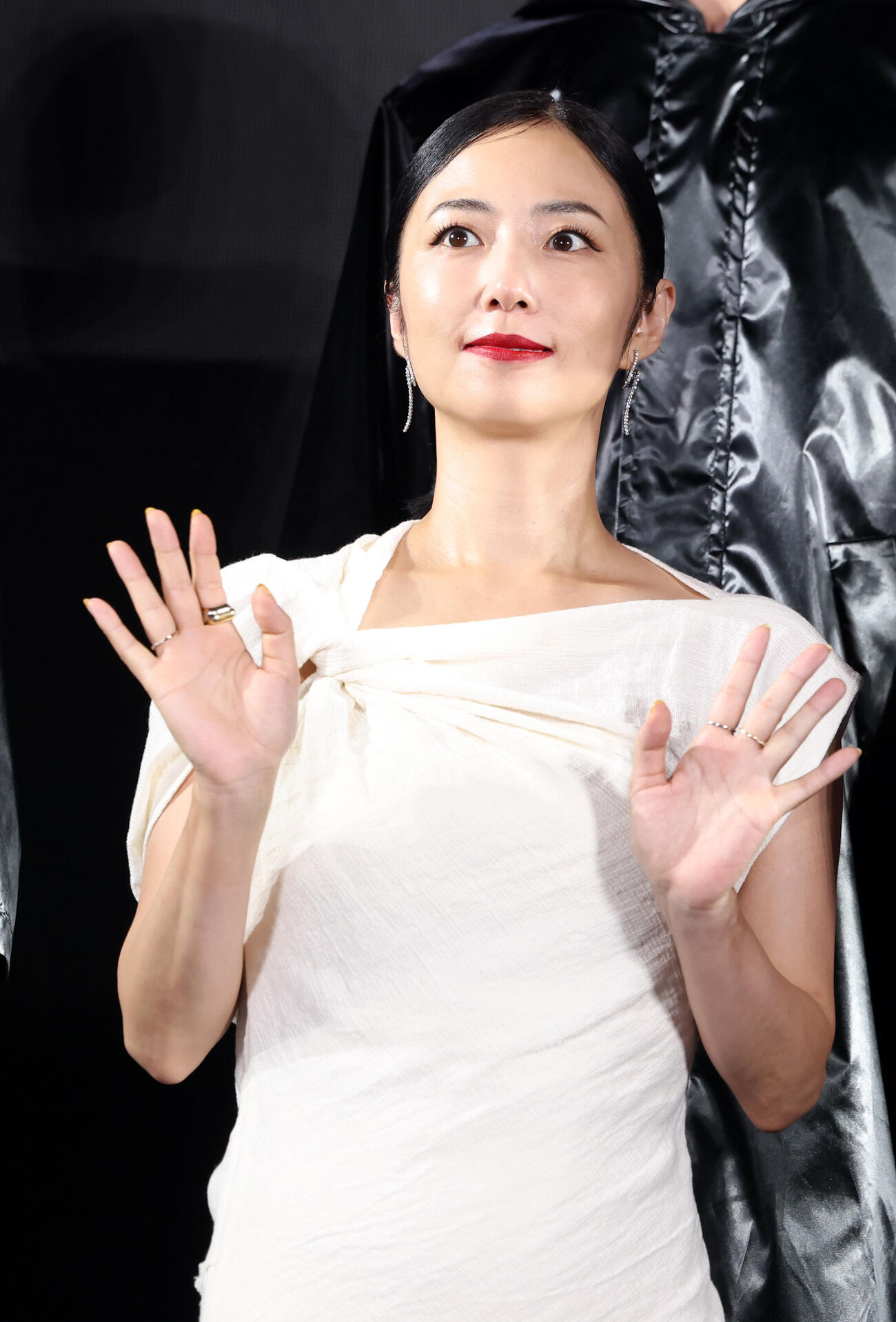 PrimeOriginal「犯罪者」ブルーカーペットプレミアで手を振るMEGUMI（撮影・浅見桂子）