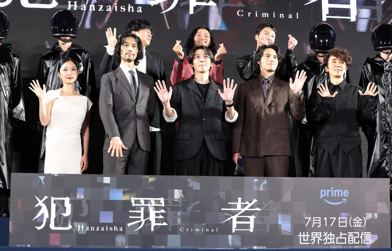 PrimeOriginal「犯罪者」ブルーカーペットプレミアで記念撮影する、前列左からMEGUMI、斎藤工、高橋一生、水上恒司、ユースケ・サンタマリア、後列左から松永大司監督、青木崇高、チョン・イル（撮影・浅見桂子）