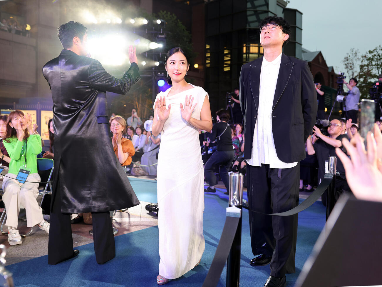 PrimeOriginal「犯罪者」ブルーカーペットプレミアでに登壇したMEGUMI（中央）。左はチョン・イル、右は松永大司監督（撮影・浅見桂子）