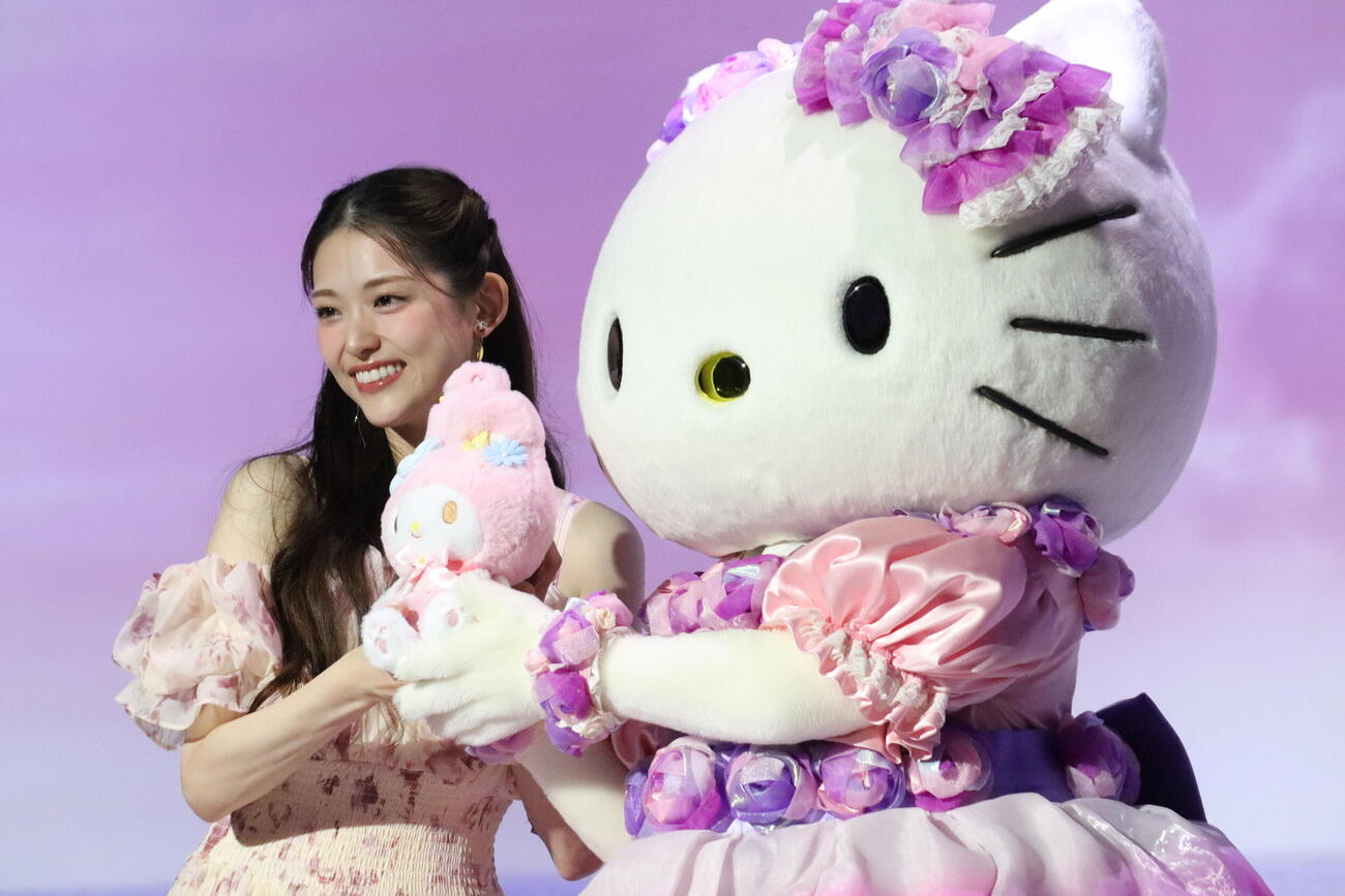 「Sanrio Characters Exhibition Hotel Floria Tokyo」プレス限定イベントに出席した松村沙友理とキティちゃん
