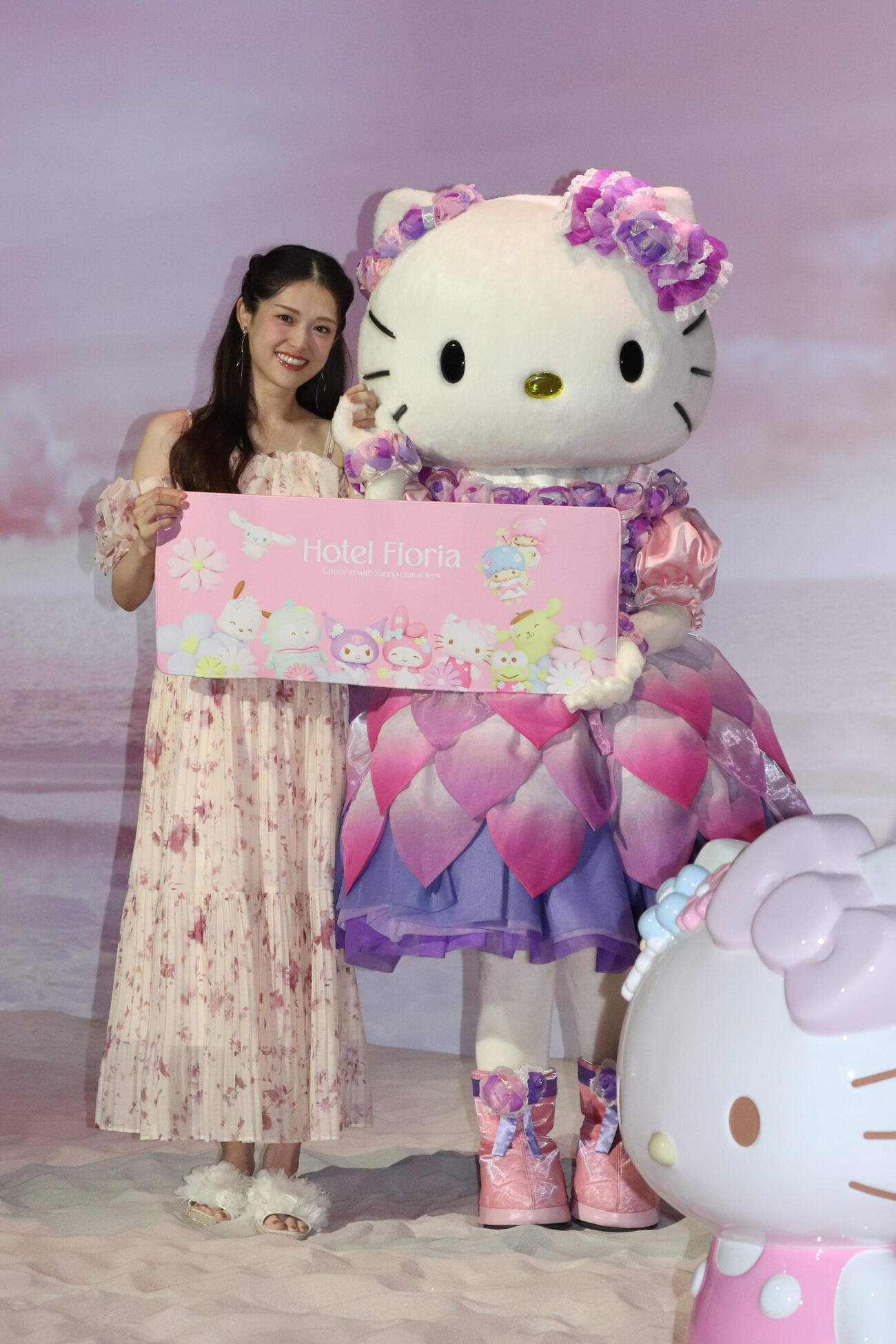 「Sanrio Characters Exhibition Hotel Floria Tokyo」プレス限定イベントに出席した松村沙友理とキティちゃん
