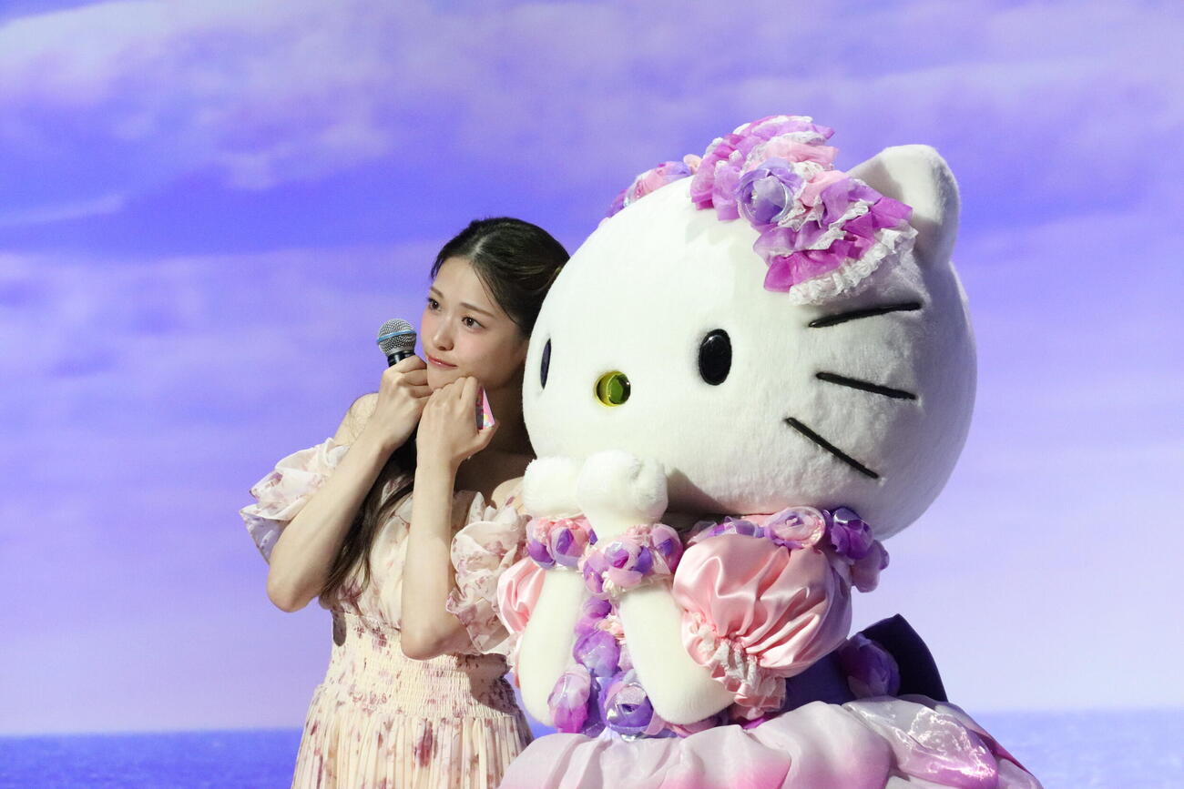 「Sanrio Characters Exhibition Hotel Floria Tokyo」プレス限定イベントに出席した松村沙友理とキティちゃん
