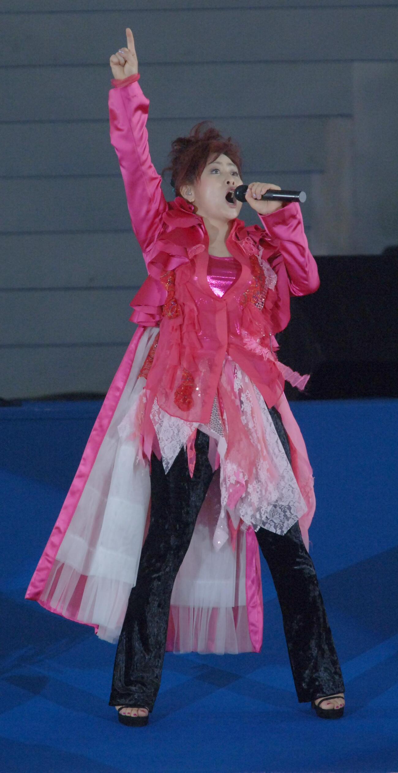 西武ドームで熱唱する渡辺美里（2005年撮影）