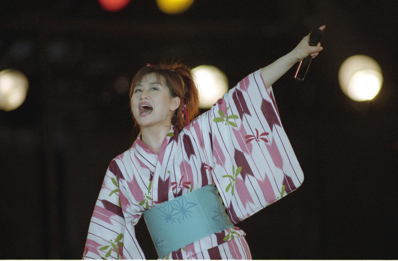 西武球場でサマーコンサートを行った渡辺美里（1998年撮影）