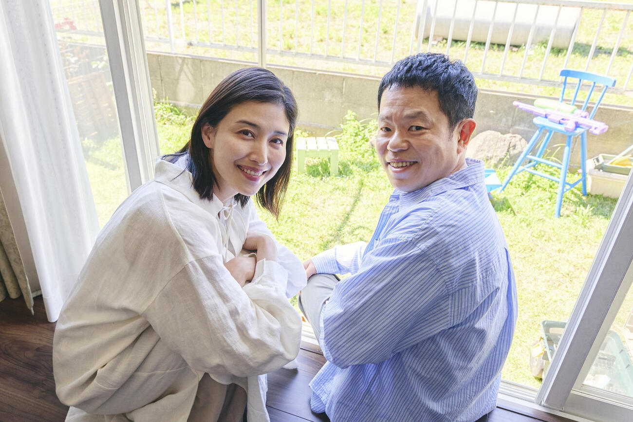 橋本マナミ（左）、津田篤宏