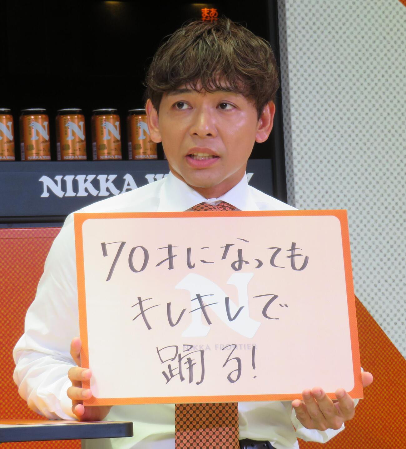 新発売の缶ハイボール「ニッカ　フロンティア　ハイボール」の発売記念イベントを行った、さや香の石井