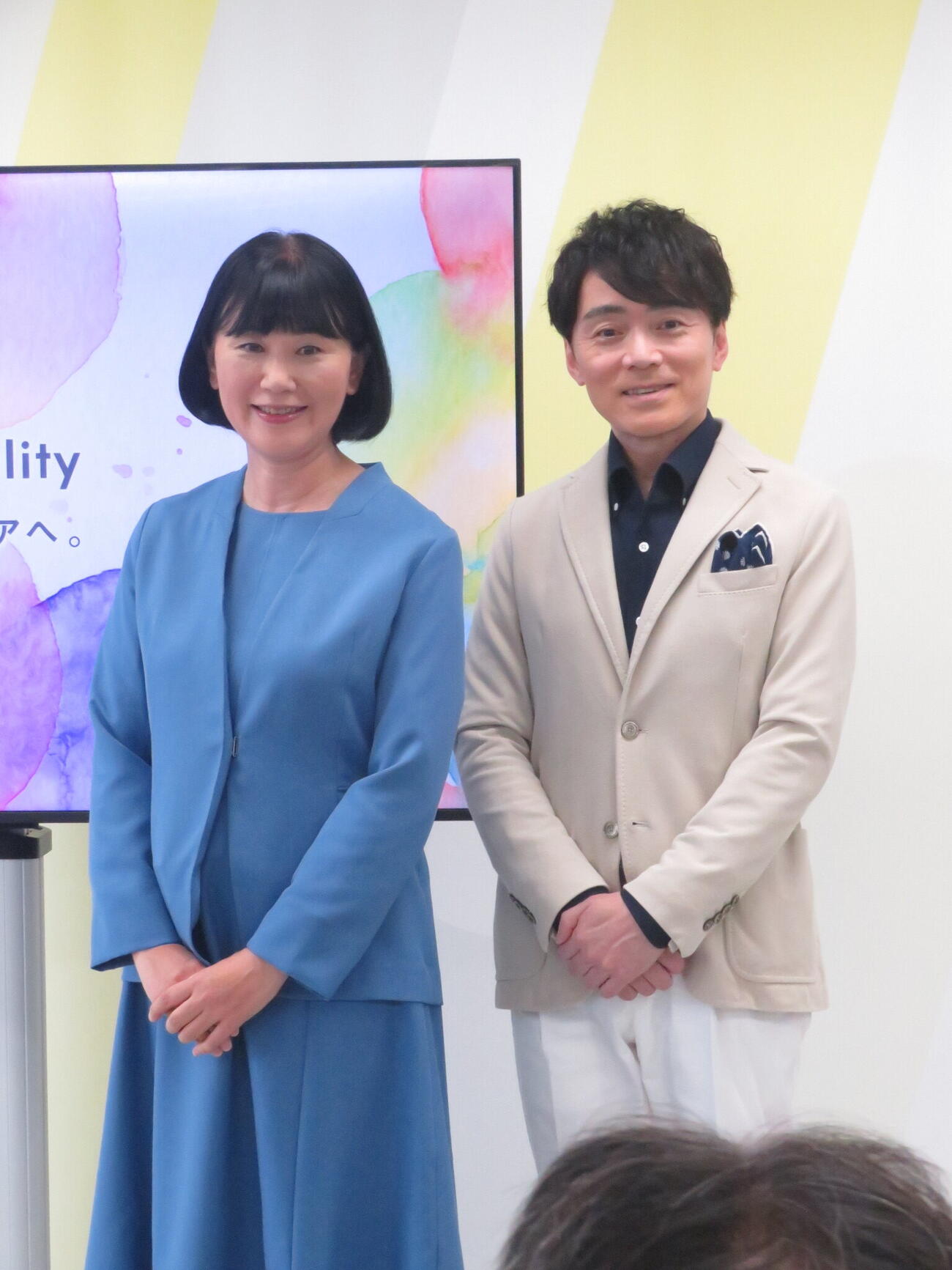 会見で司会を務めたNHK高瀬耕造アナ（右）とNHKサステナビリティー委員会CSOの東孝子氏