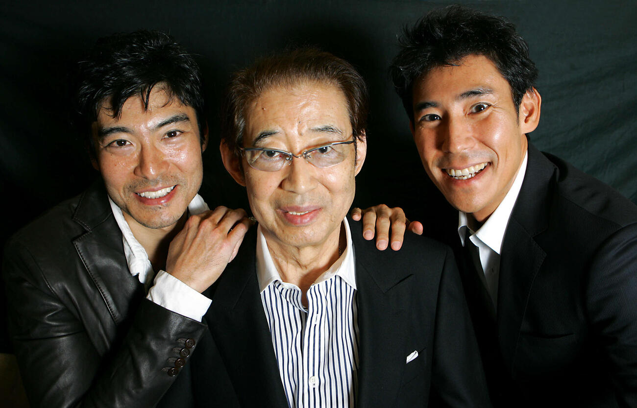 偉大な父、高島忠夫さん（中央）に寄り添って笑顔を見せる高嶋政宏（左）、高嶋政伸（2008月10月撮影）