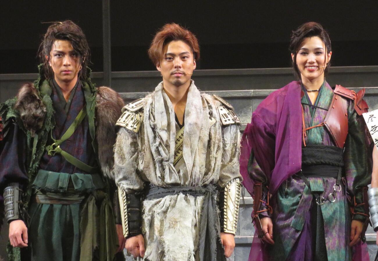 舞台「HiGH＆LOW THE　戦国　外伝」の記者会見を行った、左から笹森裕貴、小野塚勇人、彩風咲奈