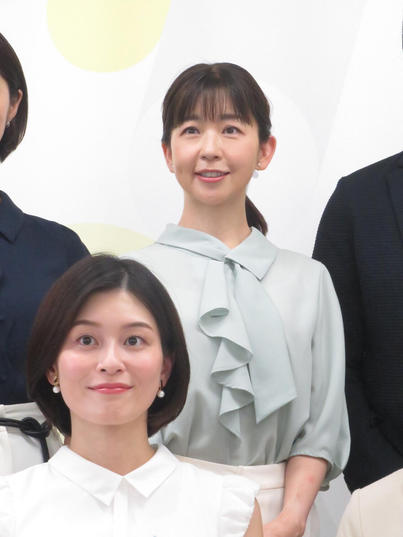 「6局防災プロジェクト」で会見したテレビ朝日松尾由美子アナ（後方）。手前はNHK山内泉アナ