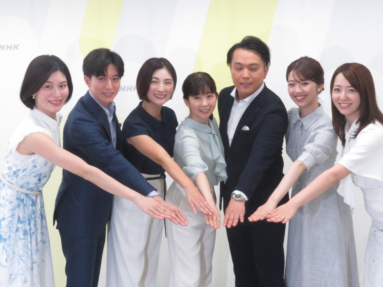 「6局防災プロジェクト」で会見した左からNHK山内泉アナ、NHK江原啓一郎アナ、日本テレビ岩本乃蒼アナ、テレビ朝日松尾由美子アナ、TBS伊藤隆佑アナ、テレビ東京斎藤陽アナ、フジテレビ内田嶺衣奈アナ
