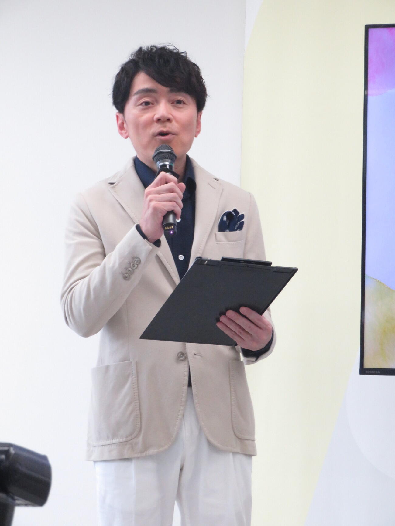 会見で司会を務めたNHK高瀬耕造アナ