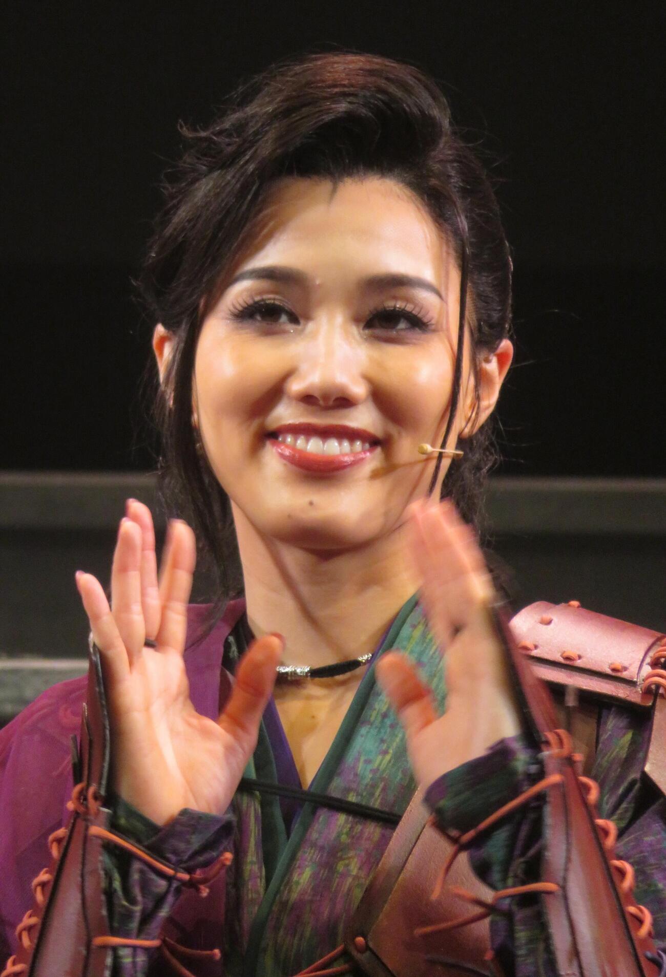 舞台「HiGH＆LOW THE　戦国　外伝」の記者会見を行った彩風咲奈