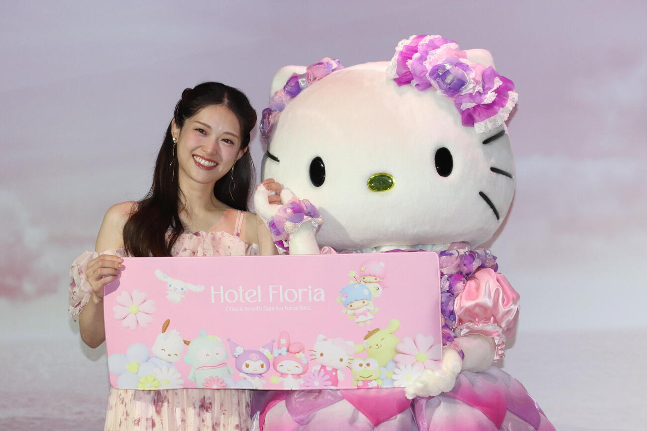 「Sanrio Characters Exhibition Hotel Floria Tokyo」プレス限定イベントに出席した松村沙友理とキティちゃん
