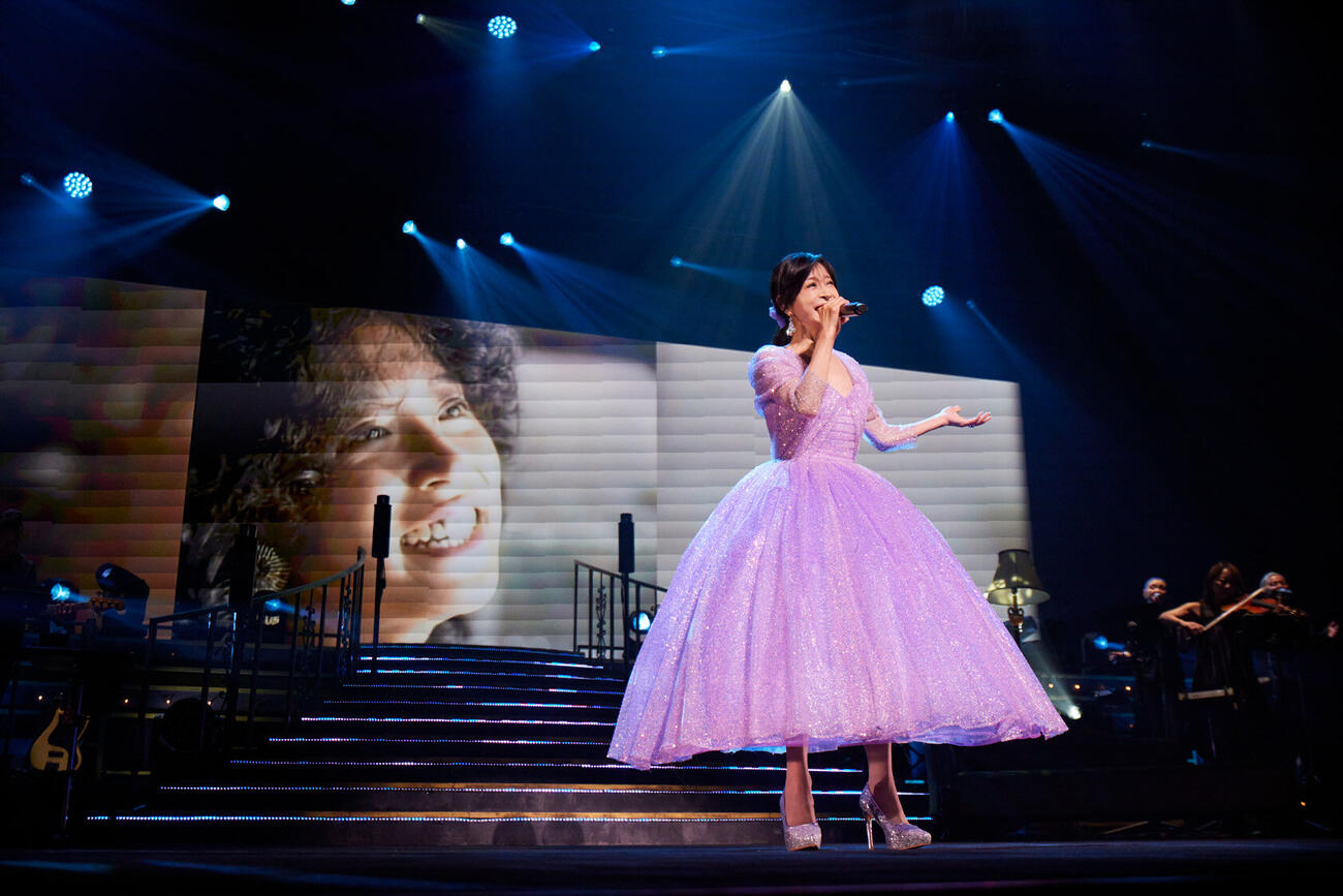 20年ぶりのライブツアー「AKINA NAKAMORI LIVE TOUR 2026」で歌唱する中森明菜（C）AKINA NAKAMORI, 2026（C）HZ VILLAGE Inc.（彦坂栄治氏撮影）