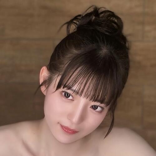 26歳元アイドルセーラー服から「フレッシュピーチ」チラッ　魅惑の後ろ姿に「もっと見たい」