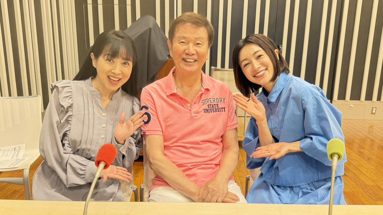 西村知美（左）と酒井法子（右）に初孫誕生を祝福される森田健作