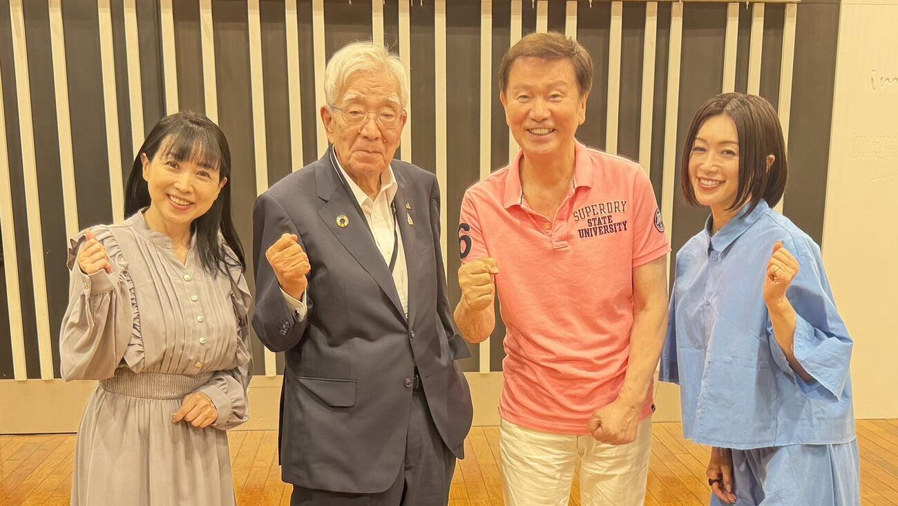 初孫誕生を祝福される森田健作（左から3人目）。左から西村知美、JA千葉中央の松元善一代表理事会長、1人おいて酒井法子
