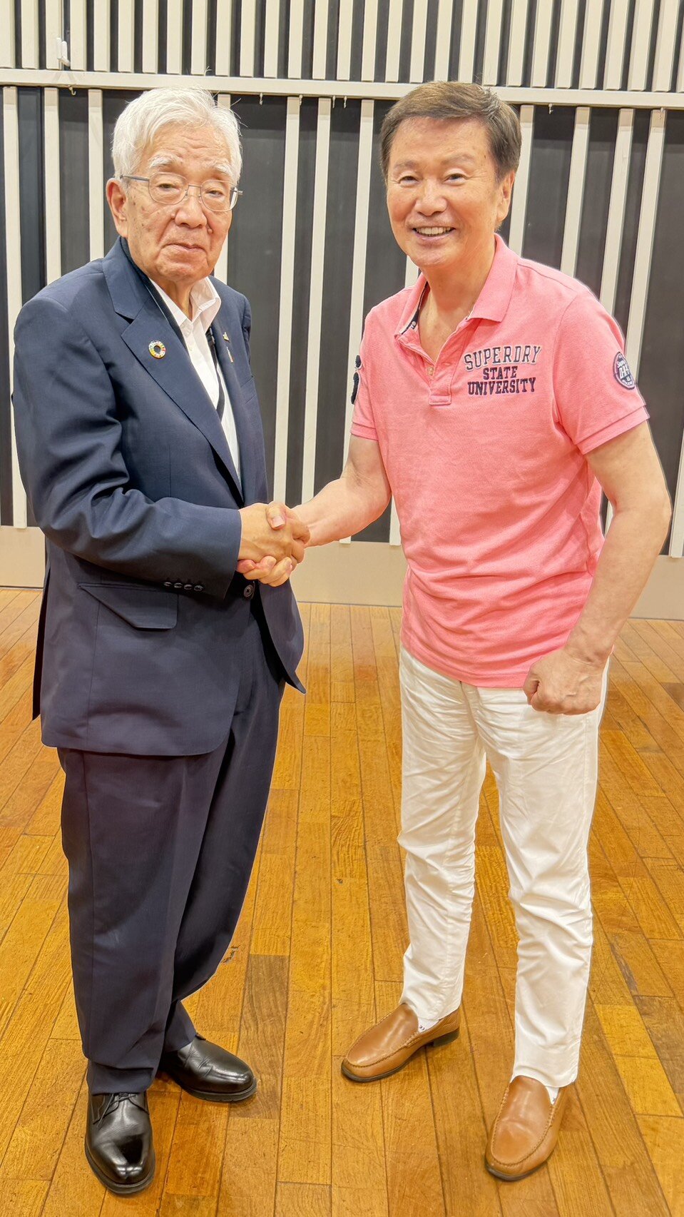 JA千葉中央の松元善一代表理事会長（左）に初孫誕生を祝福される森田健作