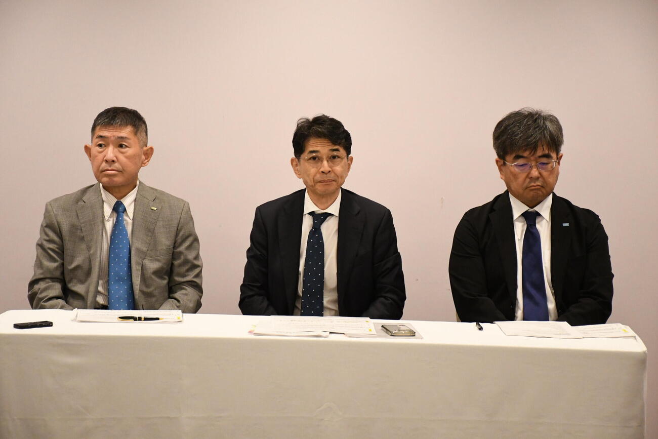 会見に出席した、左から、虫明洋一MBSテレビ社長、髙山将行MBSメディアホールディングス社長、原厳一郎MBSラジオ社長（撮影・阪口孝志）