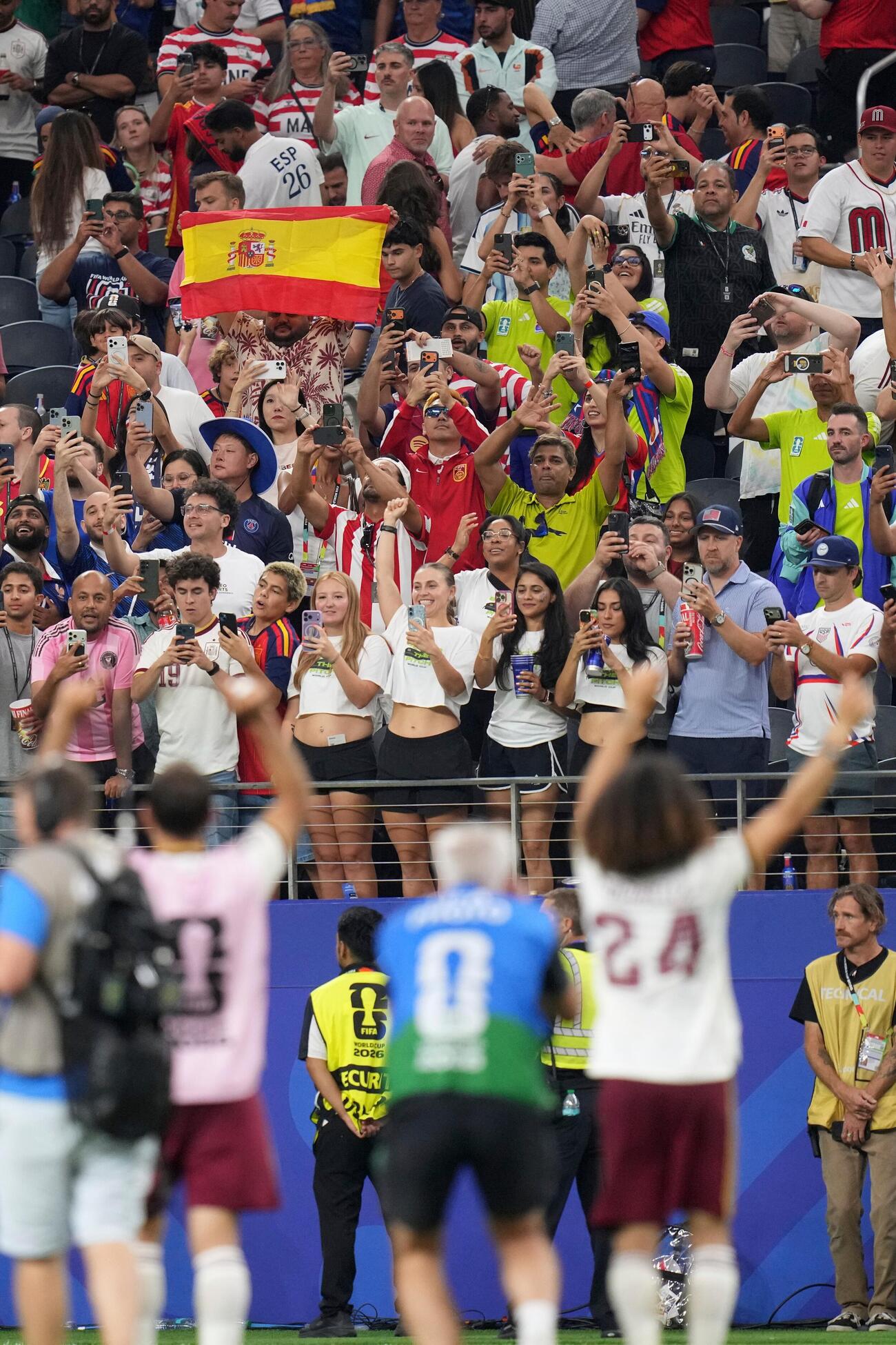 声援に応えるスペインの選手たち（AP）
