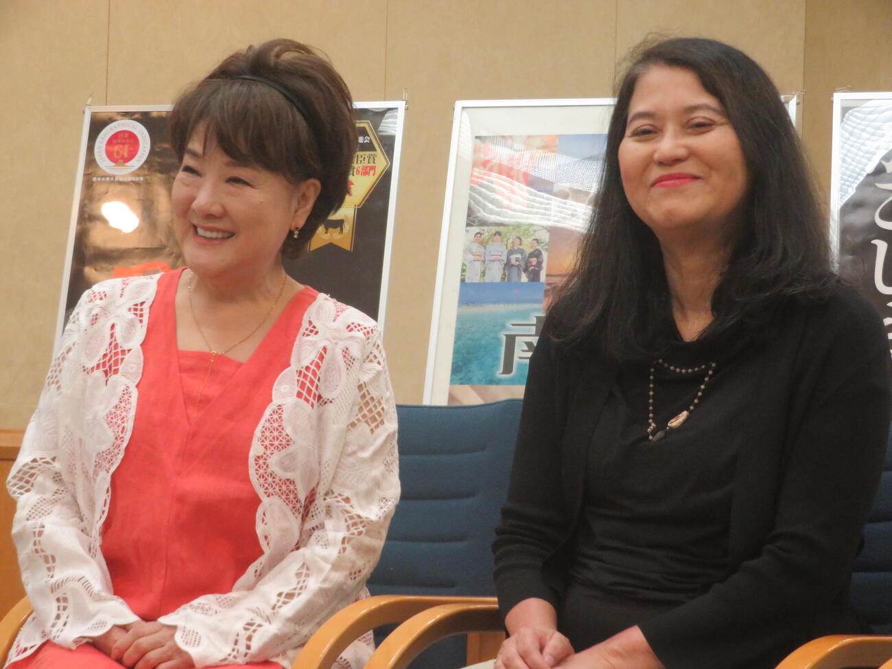 鹿児島県「薩摩大使」委嘱式に出席した川中美幸（左）と作詞家京えりこ氏（撮影・川田和博）