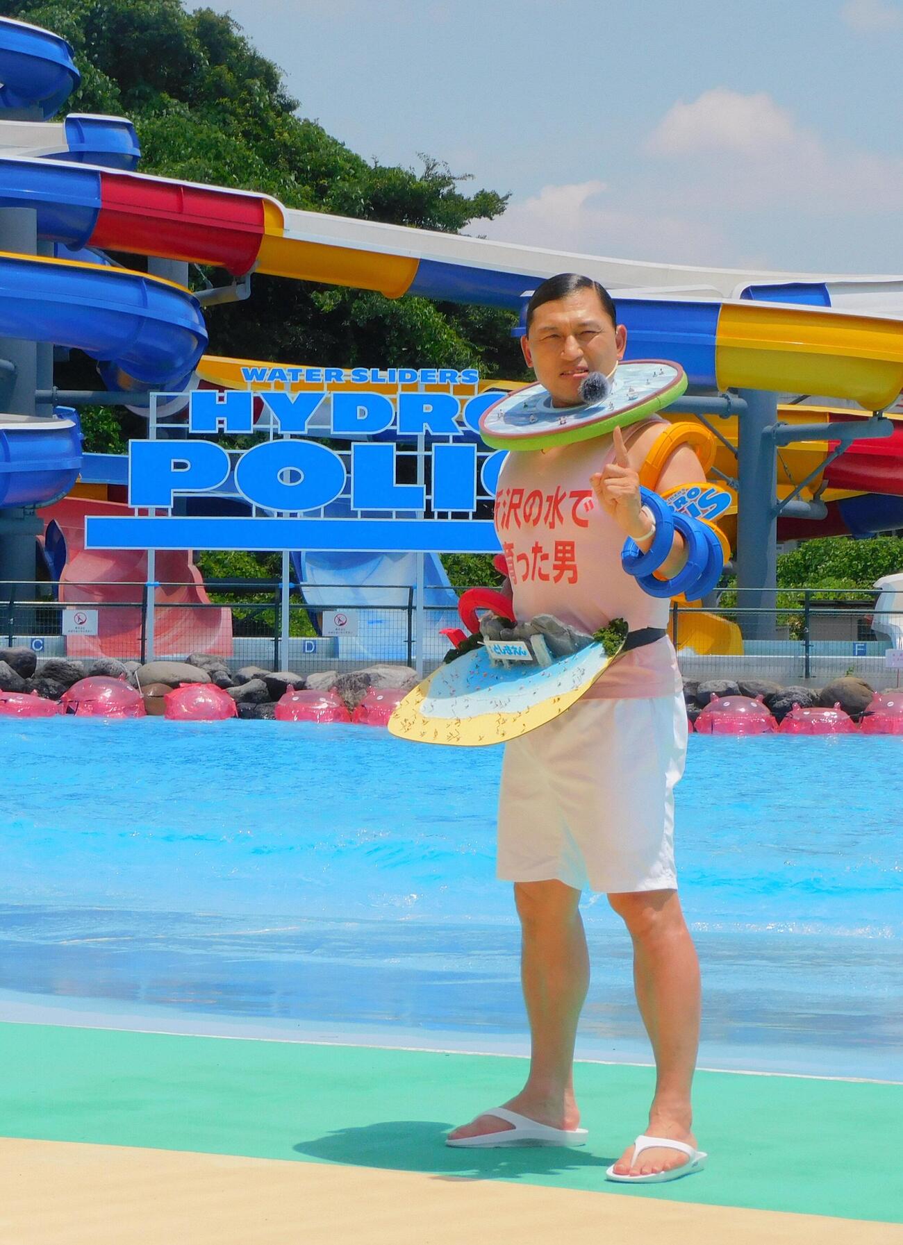 西武園ゆうえんちの夏をアピールする春日俊彰