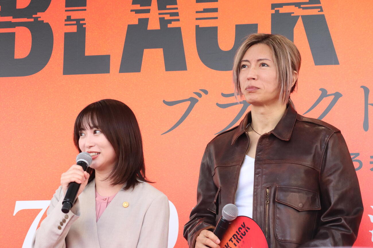 フジテレビ系7月期月9ドラマ「ブラックトリック～裁きを操る弁護人～」制作発表に出席した志田未来とGACKT

