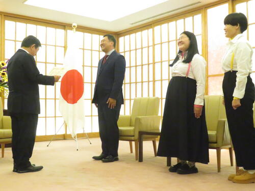 とにかく明るい安村が「安心してください」とスーツ着込んで茂木外相と対面　外務省は本当に安心