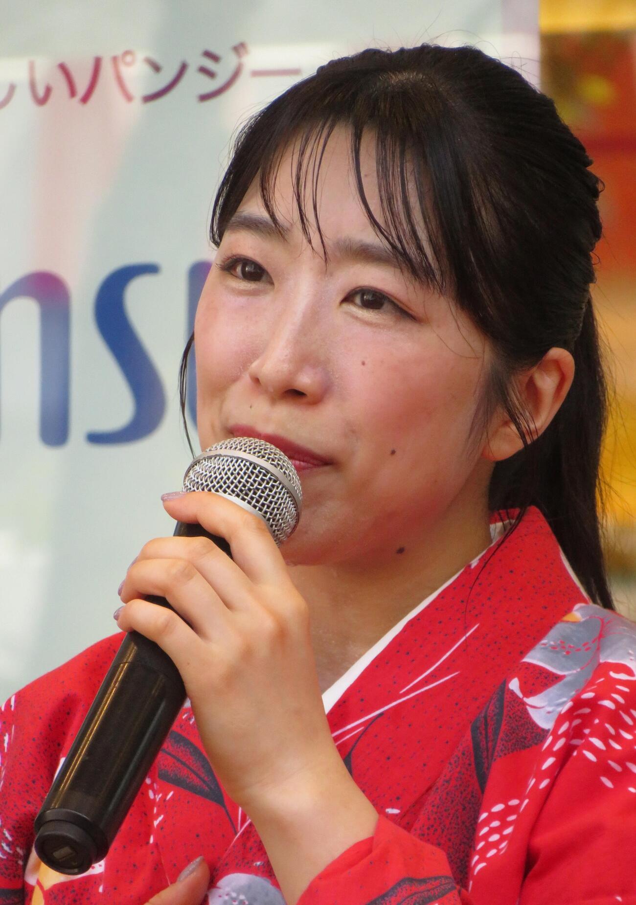 新曲「あふれる涙が伝うとき」の発売記念イベントで殺陣を披露した津吹みゆ