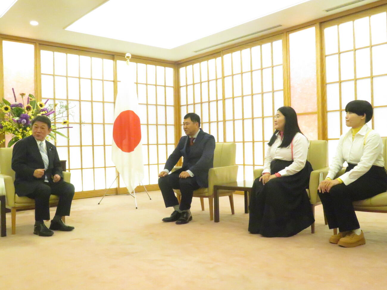 茂木敏充外務大臣（左端）も出席した「『たびレジ』サポーターズ委嘱式」に臨んだ、とにかく明るい安村（左から2人目）、「ガンバレルーヤ」よしこ（同3人目）、まひる