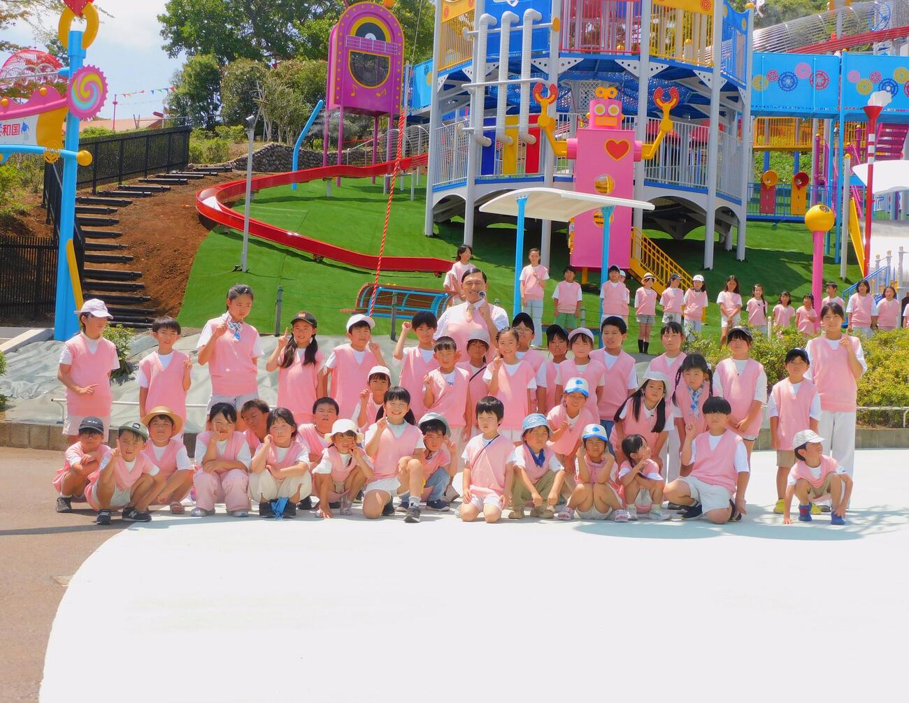 西武園ゆうえんちの夏をアピールする春日俊彰とミニ春日