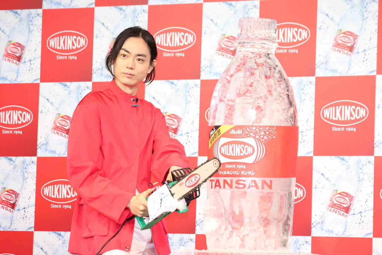 「WILKINSON COOL SPOT 2026 SHIBUYA」PRイベントでアイスカービングに挑戦した菅田将暉