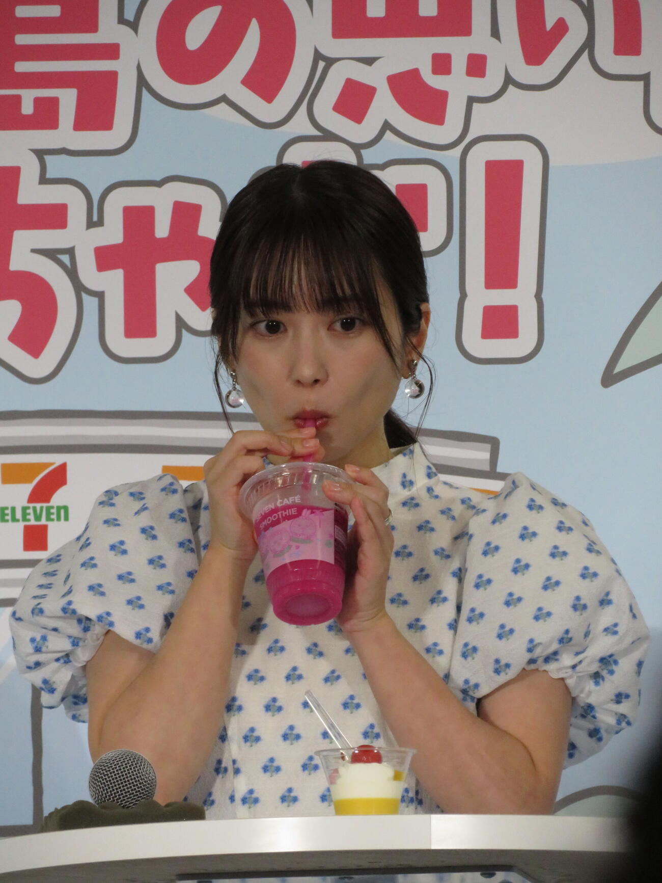 「セブン－イレブン×映画ちいかわと島の思い出、つくっちゃお！」PR発表会で試食する志田未来（撮影・村上幸将）