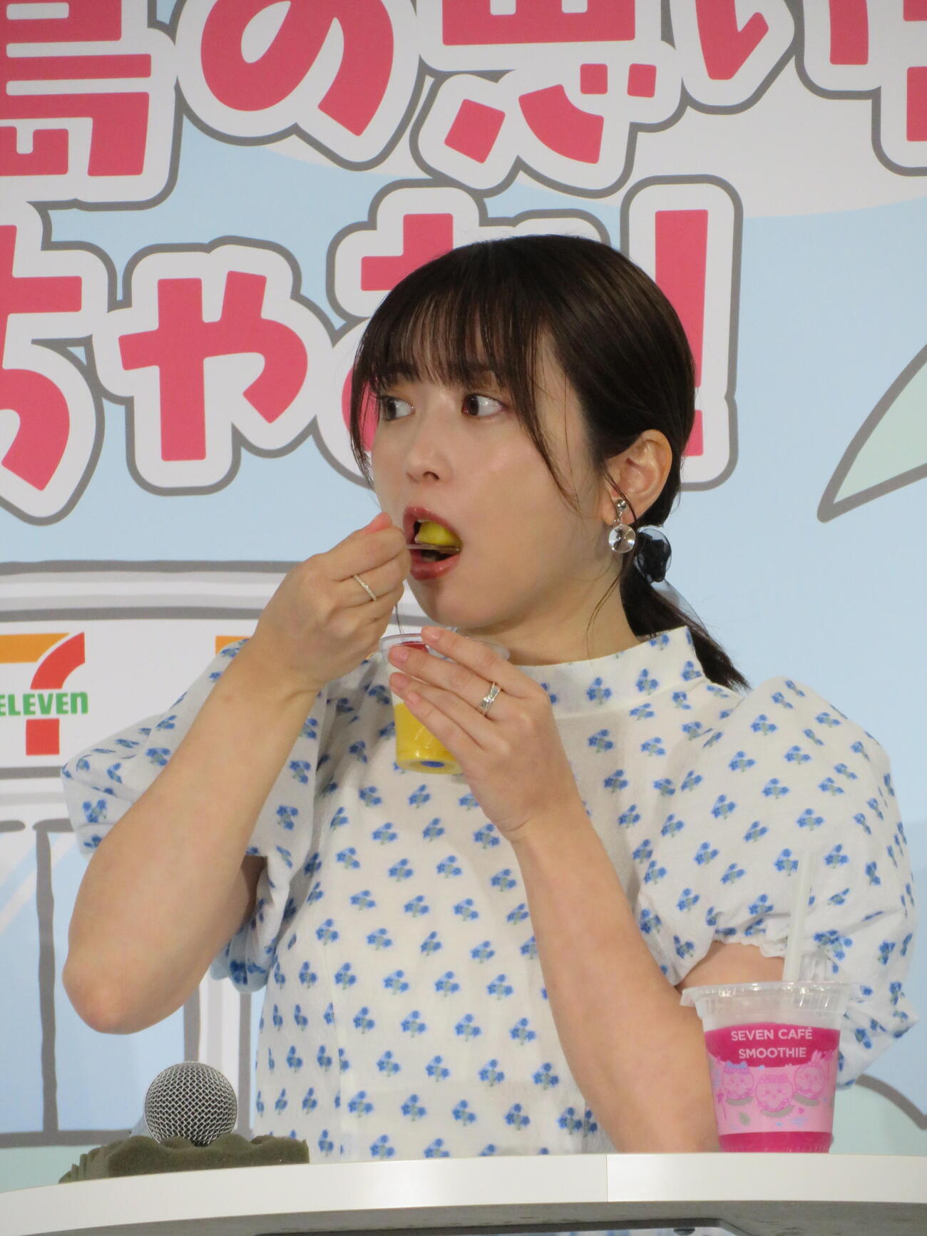 「セブン－イレブン×映画ちいかわと島の思い出、つくっちゃお！」PR発表会で試食する志田未来（撮影・村上幸将）
