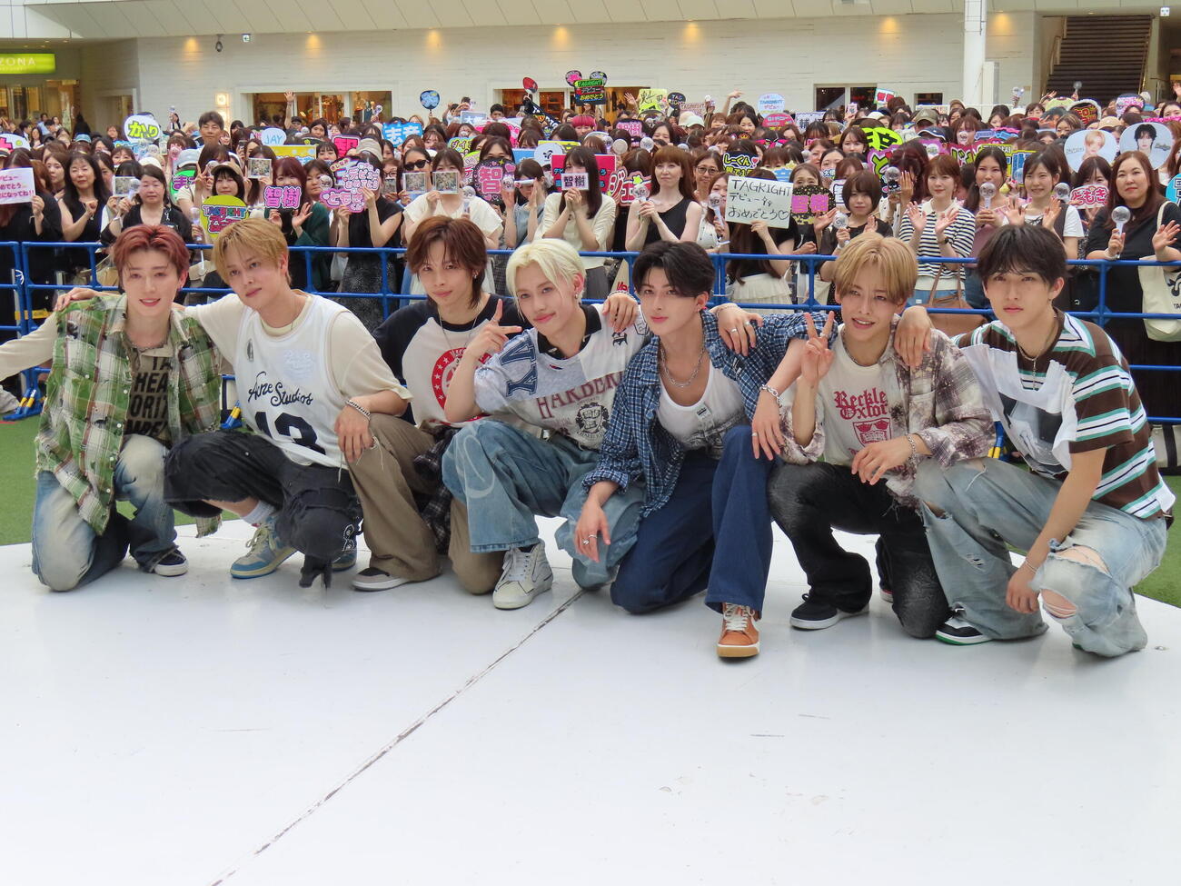 デビューシングル「ZERO」リリース記念イベントに臨んだTAGRIGHT。左から西山智樹、前田大輔、小林大悟、今井魁里、岸波志音、若松世真、ジェイ（撮影・鎌田良美）